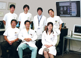 DynaCTϋɓIɉ^pā@鑺RYZ^[iO񒆉jƔ]ǓÃZ^[̐搶BuDynaCT̗Տ]v]tiE2lځjuO摜̐x]vmVtiO񍶁jȂǁCZpʂ܂߂Le[}ɁC]OȈ̗ꂩgłB