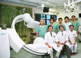 脳血管内治療を担当する脳神経外科分野の伊藤 靖総括医長（前列中央），放射線部の岡本浩一郎副部長（前列左端），大越幸和技師長（前列右端），吉村秀太郎主任技師（後列左端），ならびに血管撮影室技師スタッフの先生方。