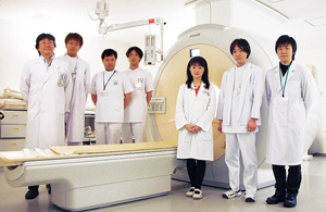 3.0T MRIで心臓検査を積極的に展開。真鍋（大山）講師（中央）と心臓研究チームスタッフ 