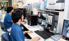 CT撮影操作室に設置されたziostation2