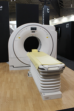 広い開口径とコンパクトなガントリで開放感のある16列マルチスライスCT 「Supria」