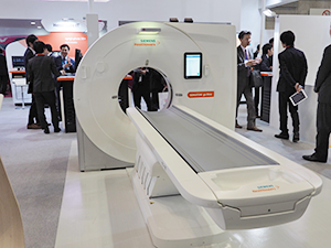 タブレットで操作できる「SOMATOM go」