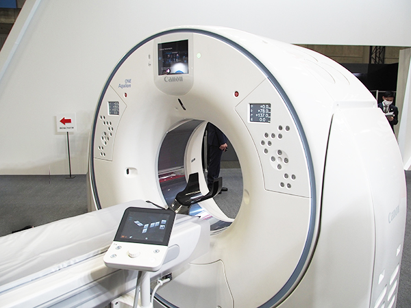 新CT透視システムの操作卓と組み合わせて展示された「Aquilion ONE / PRISM Edition」