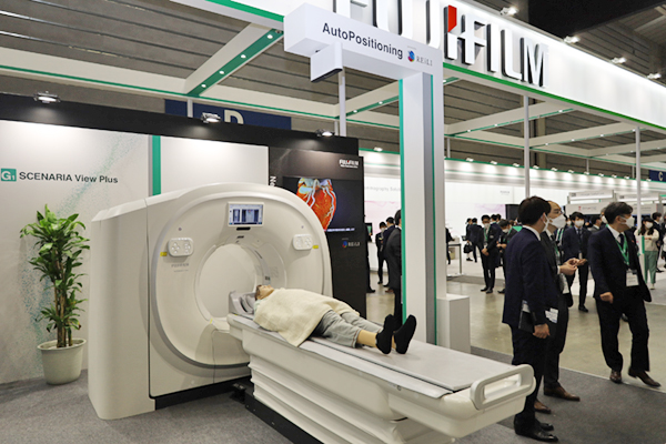 寝台上のカメラから身体の特徴点を解析して最適な位置に自動でセッティングする「SCENARIA View Plus」