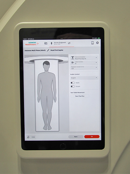 ガントリ横に搭載された操作用タブレット