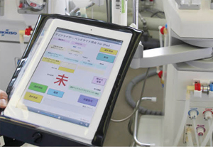 ダイアライザーのチェック：(1)iPadを携帯して患者IDを入力する