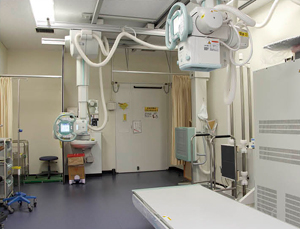 骨系・腹部撮影室の「FUJIFILM DR BENEO DR-XD100」。ワイヤレスFPDと組み合わせて運用。