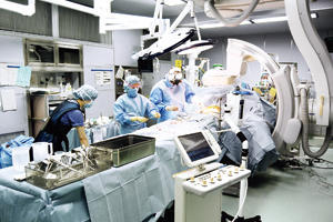 Allura Xper FD20を導入したハイブリッド手術室での術中風景