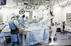 Infinix Celeve-i INFX-8000Cと高機能チルト寝台を導入したハイブリッド手術室での術中風景
