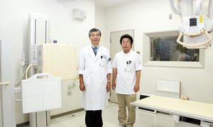 ワイヤレスFPDを搭載したデジタルX線撮影装置DigitalDiagnost 平田吉春技師長（左）と松崎芳宏副技師長（右）