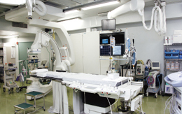 循環器用の血管撮影装置（シーメンス社製）。循環器科医は，5階にあるクライアントを操作して画像を参照しながら，VR像の追加作成のオーダを出すこともある。