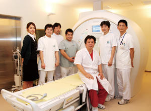 ワイドボアを搭載した1.5T MRIの最上位機種「ECHELON OVAL」の第1号機が稼働。朝戸幹雄 院長（中央）と放射線科スタッフ