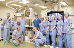 ハイブリッド手術室でチーム医療を実践するスタッフとINFX-8000H