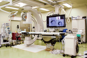 広いスペースを確保したハイブリッド手術室に設置されたINFX-8000H