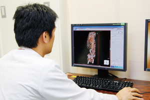 心臓血管外科のカンファレンスルームで3D画像を作成する乃田助教