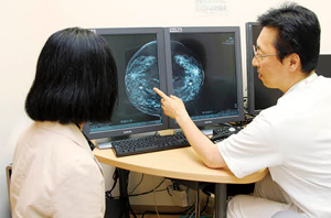 診察室ではSecurViewでトモシンセシス画像を用いて説明することで，患者の理解が深まる。