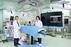筑波記念病院ではフィリップス社製血管撮影装置FlexMoveを設置したハイブリッドORを構築。心臓血管外科の末松義弘統括診療部長（左）と西　智史医師。