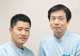 放射線部の神宮仁一主任（右）と古谷　亘技師（左）
