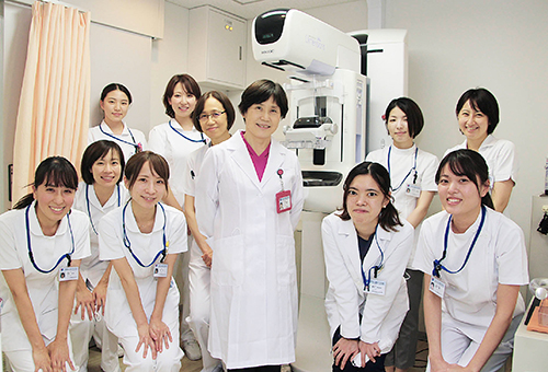 女性検診センターのスタッフ。中央が坂佳奈子部長，その左側後ろが富樫聖子部長。