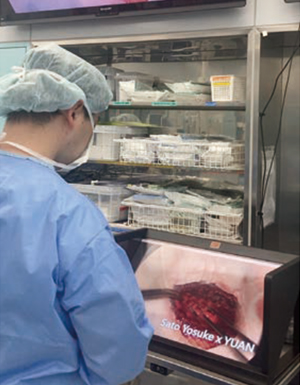 手術中に術者以外も顕微鏡映像を立体視でき，情報共有が充実する（佐藤教授提供）。