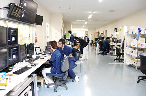 放射線科は1か所に操作室を集約して効率的な検査環境を構築。左が血管撮影装置、右奥がCTの操作卓。
