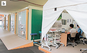 b 救急車専用入り口前のスペースに医療用テントとプレハブ隔離室4室を設置し、COVID-19感染疑いの発熱患者を院内に入れずに診察できる環境を整えた。