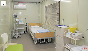 c プレハブ隔離室には監視カメラを設置して、医療用テントから患者の様子を常時確認できるようにしている。
