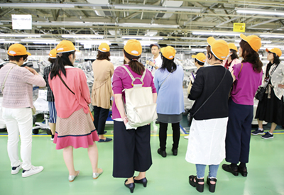 ピンクリボンアドバイザーの活動の一環で行われたキヤノンメディカルシステムズ本社工場での見学会の様子