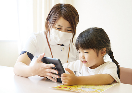 MRI検査直前にも看護師が声かけしながら視聴する（撮影：松永　望）