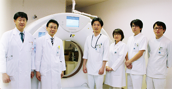 Aquilion PRIME/Focus Editionで心臓CT、CTCに取り組む。渡邊院長（中央左）とスタッフ。