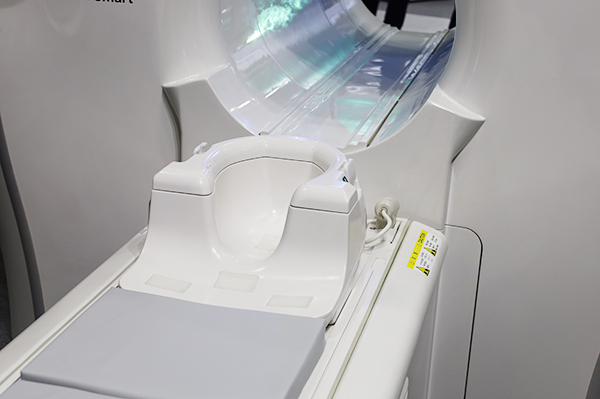 顔前面の覆いをなくしたオープンヘッドコイル