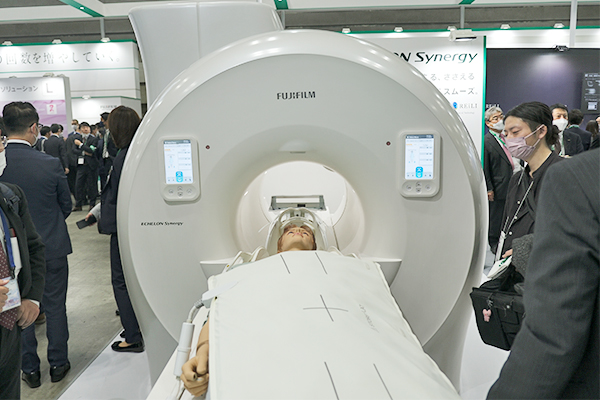 ガントリ内のカメラ映像からモーションアーチファクトを除去する機能を新たに搭載した「ECHELON Synergy」