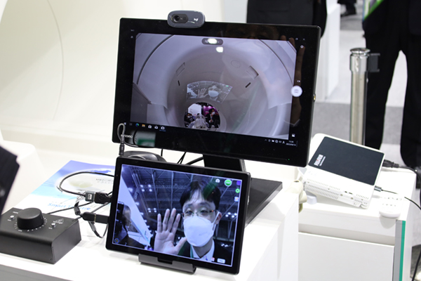 操作室の映像を投影することもできるMRIボア内映像投影システム「Smart Theatre」の新機能