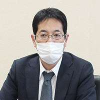 インタビュアー