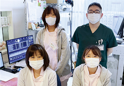 MRIオペレーターの皆さん。前列左から反時計回りに真汐紗耶香氏，神戸咲穂氏，関口龍之介氏，花島　望氏