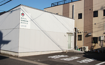 クリニック裏手に位置するMRI棟の隣に，救急車専用駐車場を増設