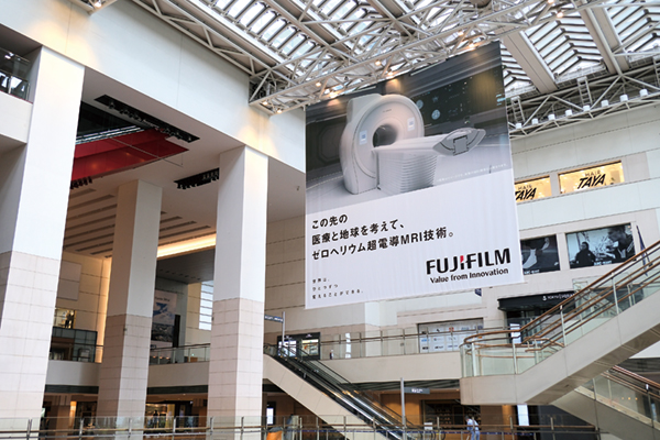 みなとみらい駅やクイーンズスクエア横浜でもゼロヘリウム超電導MRI技術をPR