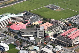 病院の全景。左の丸い赤屋根が総合リハビリテーションセンター，右の赤屋根は地域交流館