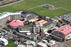 病院の全景。左の丸い赤屋根が総合リハビリテーションセンター，右の赤屋根は地域交流館