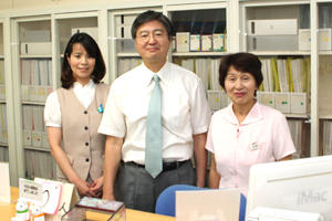 宮澤佑二院長（中央）とスタッフ