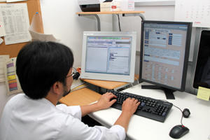 IBMの基幹電子カルテとFileMakerでデータ連携が可能な環境を構築。左のモニタが電子カルテ，右がFileMakerシステム