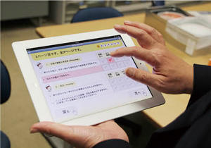 iPadで患者が直接質問の回答を入力する。