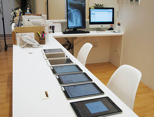 リハビリ室ではiPad7台を入力や患者説明に活用