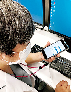 iPhoneのメッセージで救急患者の情報を一斉配信。Siriで音声入力する髙橋理事長。