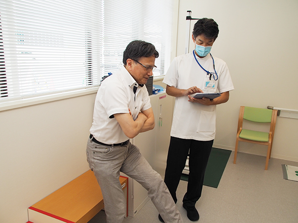 立ち上がりテスト。40cmの高さから片脚で立ち上がり3秒静止できないとロコモ度は1（モデルは太田教授）。