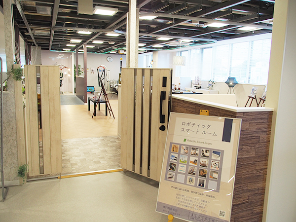 ロボットやITを使い生活の支援や介護量を軽減できる機器を展示したロボティックスマートルーム。27製品を展示中。