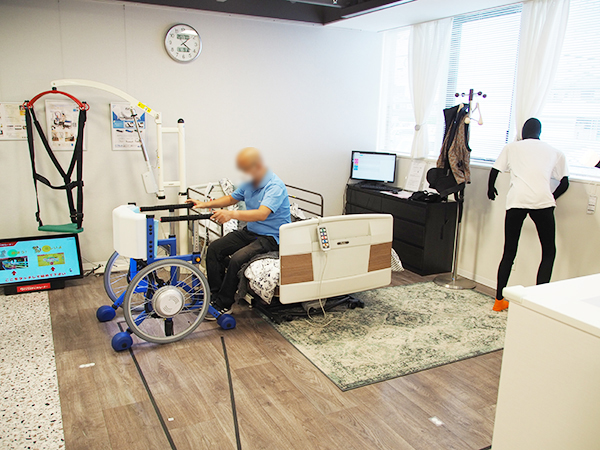 自動走行でトイレまでの歩行を支援する「ロボスネイルOVER」（リョーエイ）や寄り添いロボット（サンヨーホームズ）などを自宅に近い環境で体験できる。