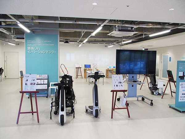 移動困難な人が生活範囲を広げることができる移動機器（モビリティ）を展示するモビリティトライアルルーム。持ち運び可能な電動カートなど開発中の製品を含めて展示し試乗もできる。