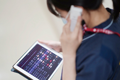 RRS支援機能では患者のデータに異常が認められるとPHSへ音声で通知され，担当看護師はiPadでデータを参照して患者の状態を確認できる。