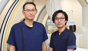 左から松井 氏，放射線技術科・石倉諒一 氏